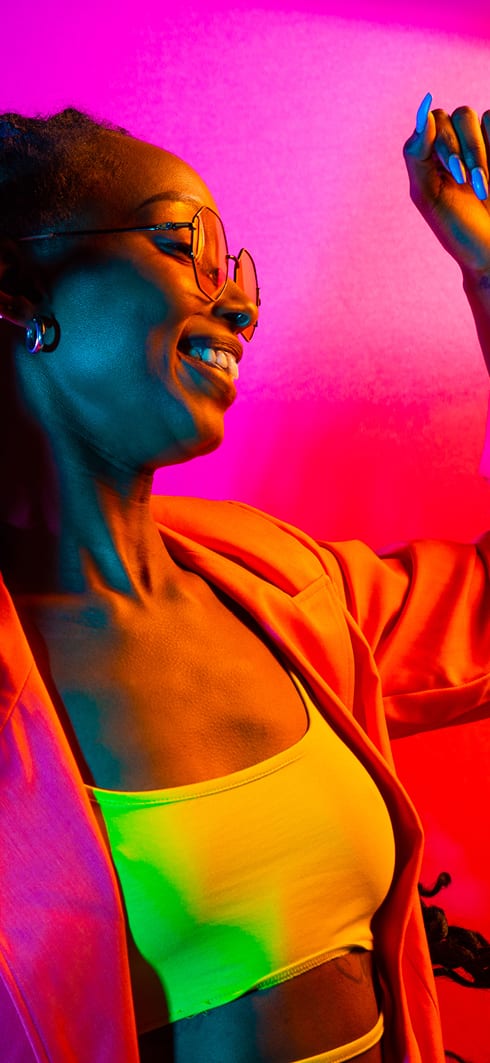 eine junge Frau tanzt und genie&szlig;t den Augenblick