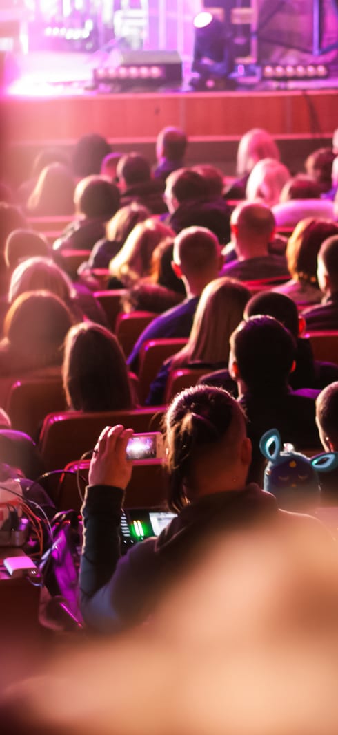Blick aus dem Publikum eines Theater auf die B&uuml;hne