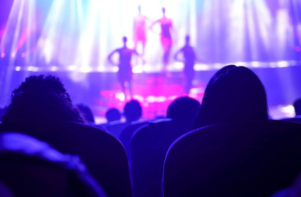 Blick aus dem Publikum auf eine B&uuml;hnenshow